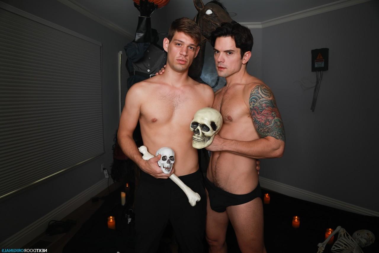 20P Michael Del Ray et Dakota Payne, gays bruns et effrayants, posent torse nu ensemble.