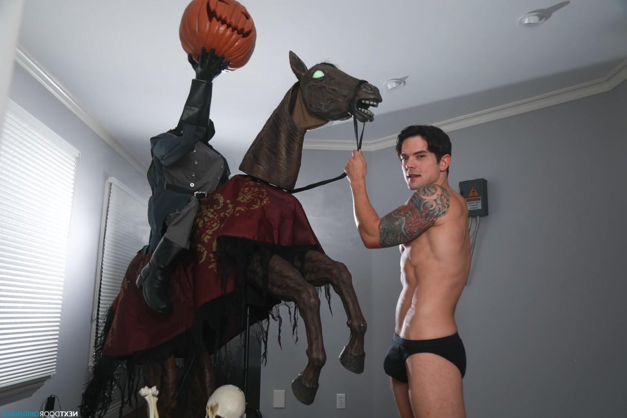 20P Michael Del Ray et Dakota Payne, gays bruns et effrayants, posent torse nu ensemble.