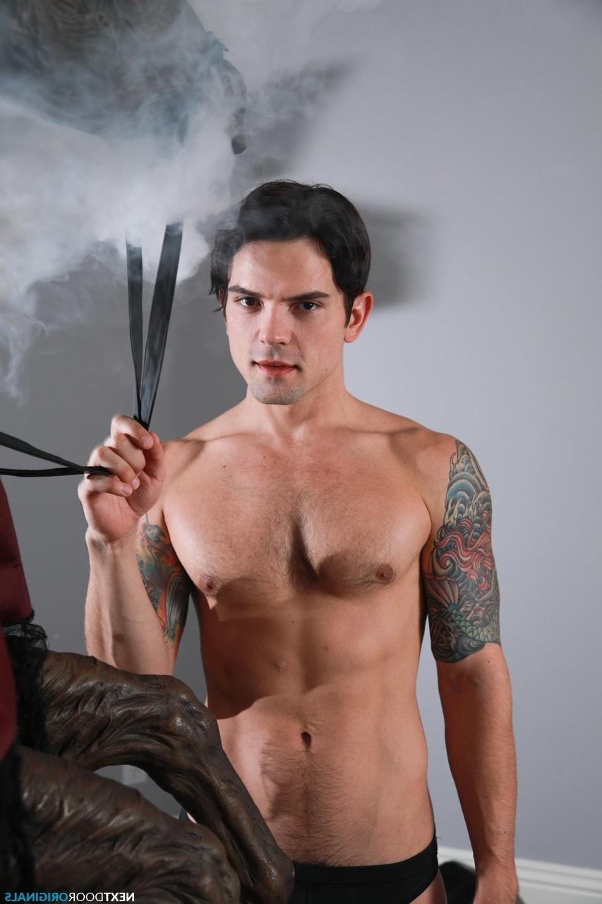 20P Michael Del Ray et Dakota Payne, gays bruns et effrayants, posent torse nu ensemble.