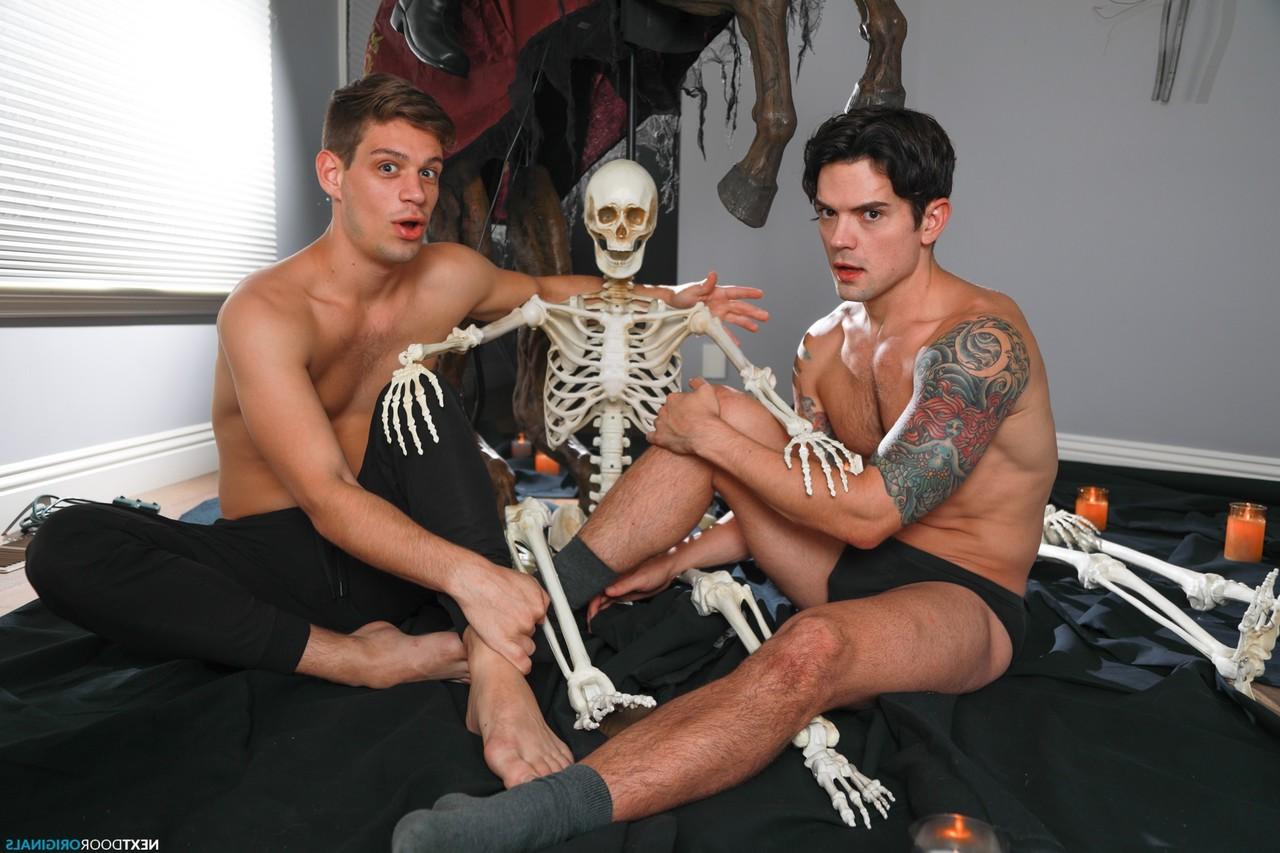 20P Michael Del Ray et Dakota Payne, gays bruns et effrayants, posent torse nu ensemble.