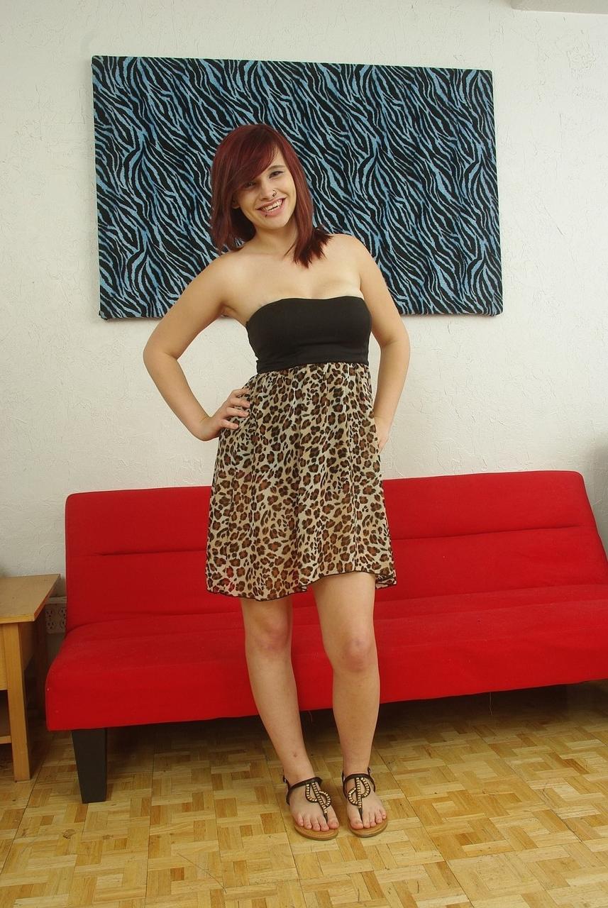 20P Die heiße Amateurin Tara Riley lässt sich in einem 3-gegen-1-Gangbang die Muschi lecken und Sperma essen