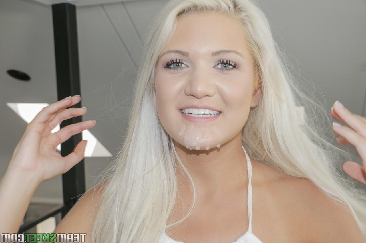 17P Adolescente loira bonita coloca o filho de joelhos para fazer um boquete facial grosso