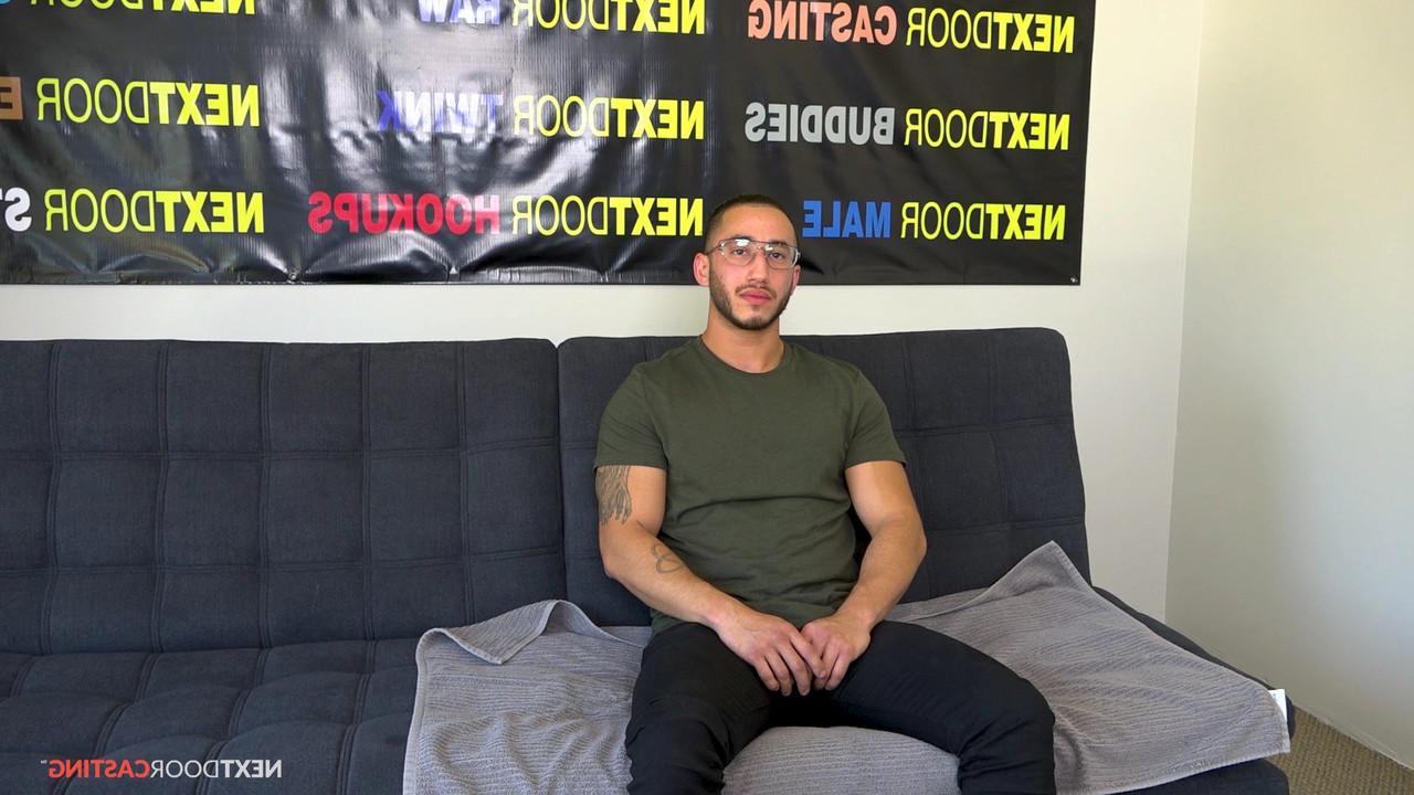 15P O amador gay gostoso Xavier Cole tira a roupa e acaricia seu pau duro