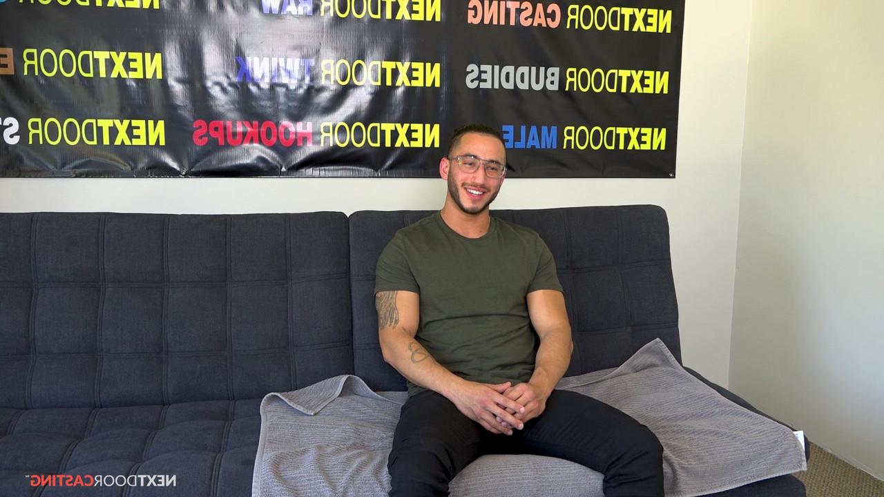 15P O amador gay gostoso Xavier Cole tira a roupa e acaricia seu pau duro