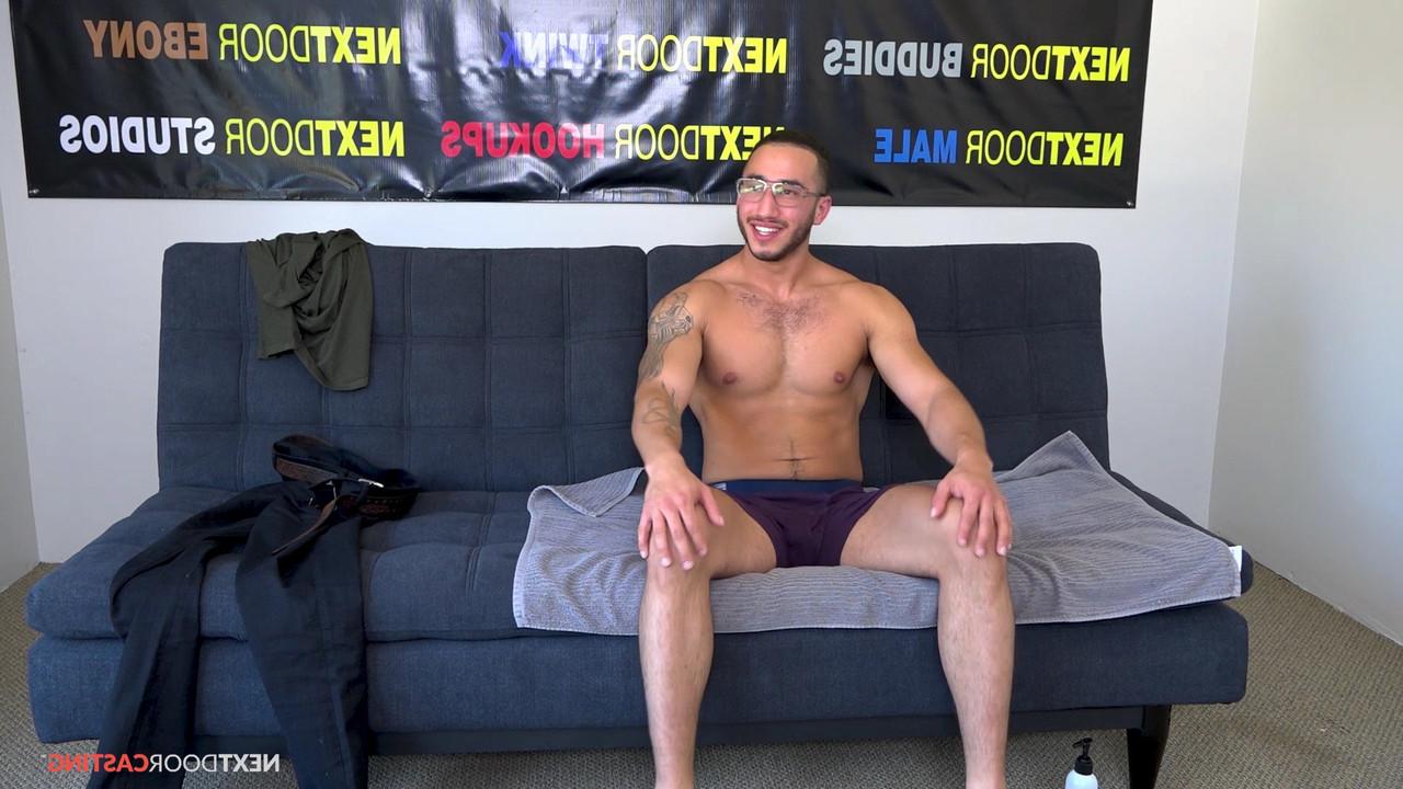 15P O amador gay gostoso Xavier Cole tira a roupa e acaricia seu pau duro