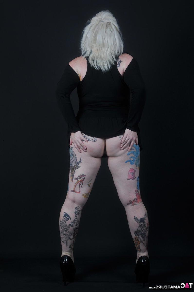 16P Die tätowierte Blondine Mollie Foxxx zieht sich bei einem Solo-Engagement in High Heels aus