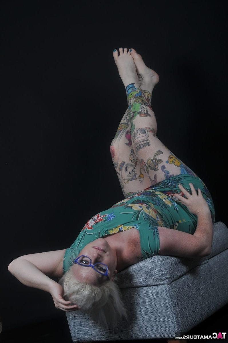 16P Die tätowierte Blondine Mollie Foxxx zieht sich bei einem Solo-Engagement in High Heels aus