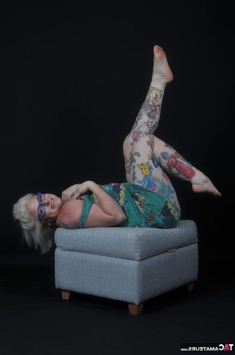 16P Die tätowierte Blondine Mollie Foxxx zieht sich bei einem Solo-Engagement in High Heels aus