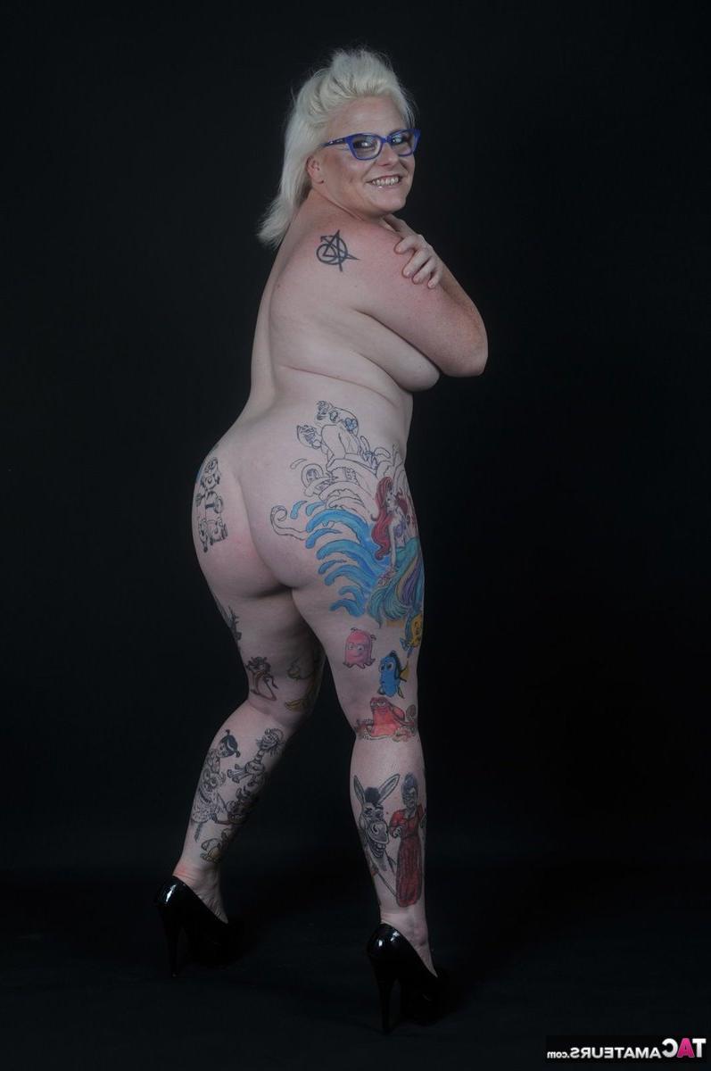 16P Die tätowierte Blondine Mollie Foxxx zieht sich bei einem Solo-Engagement in High Heels aus
