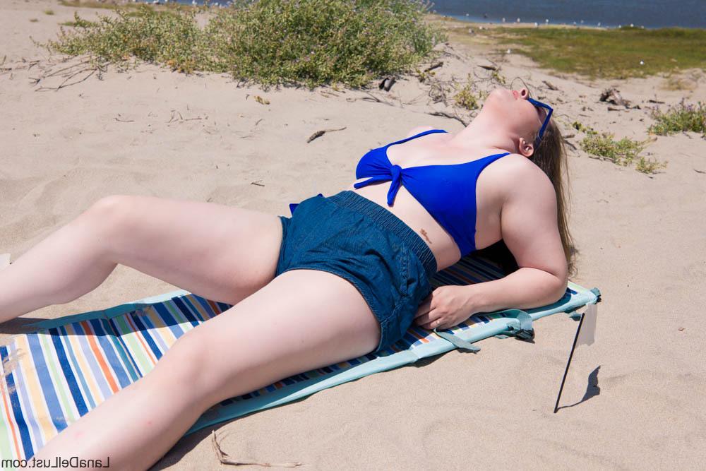 15P Die mollige Verführerin Lana Del Lust enthüllt ihre Kurven an einem Sandstrand