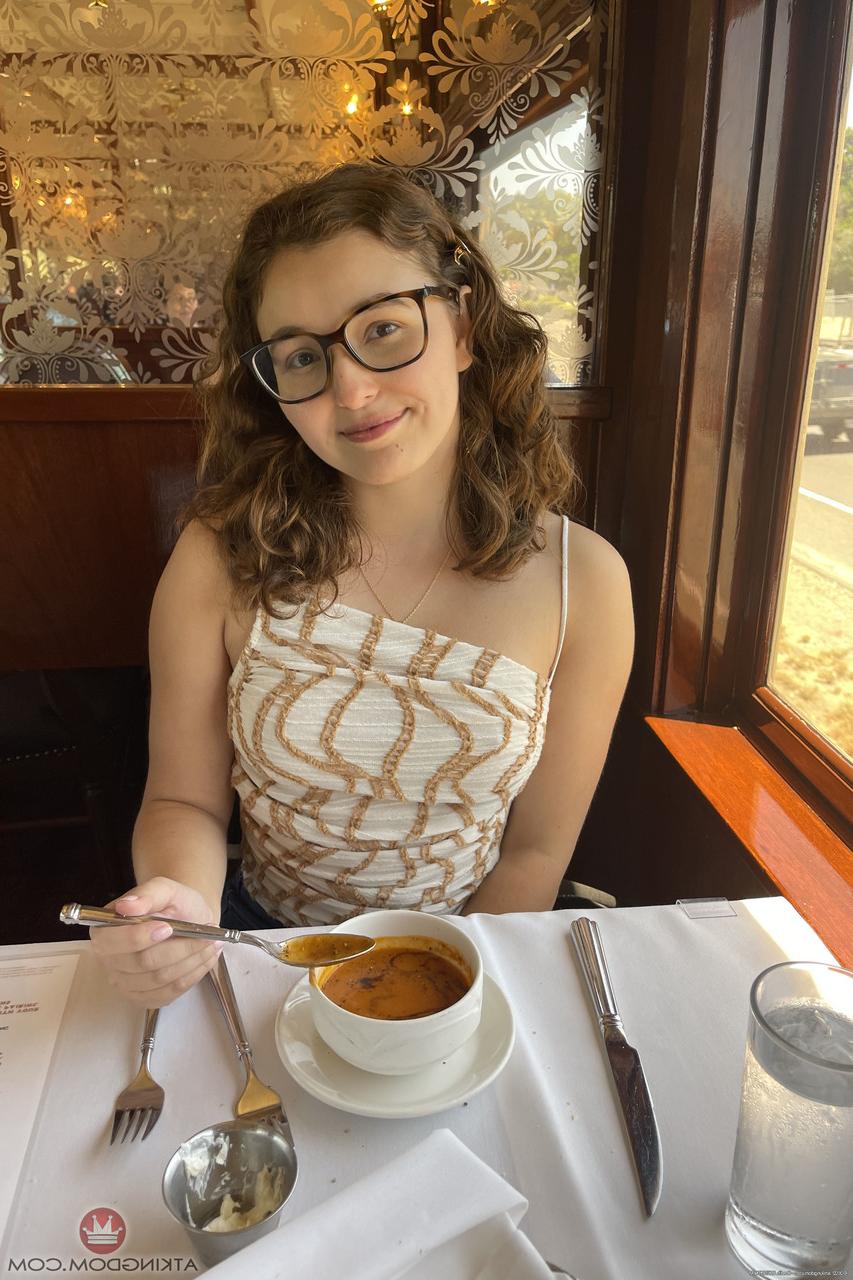 20P La joven amateur con gafas Leana Lovings expone su culo gordo y su coño caliente