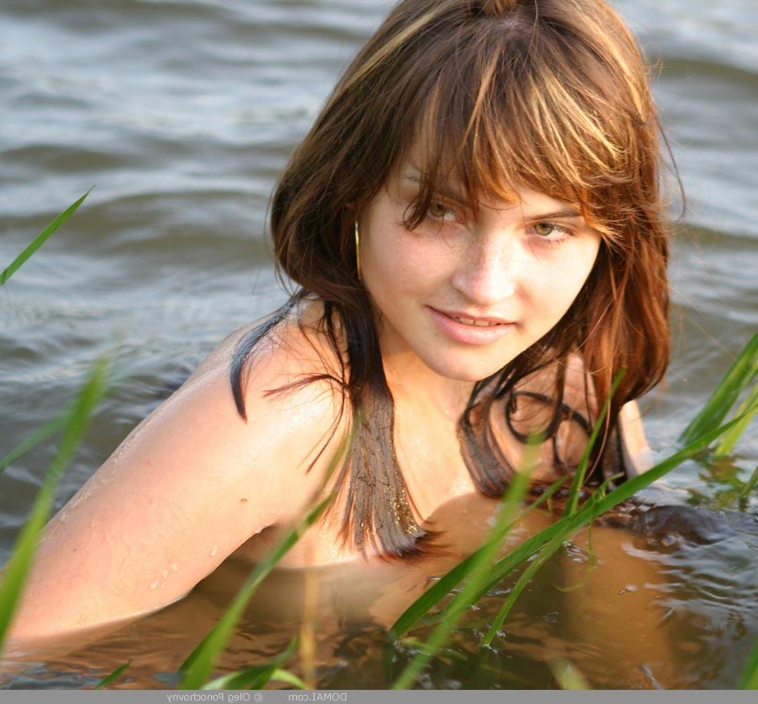 20P Ann, jolie jeune amateur aux yeux hypnotisants, pose nue dans la rivière.