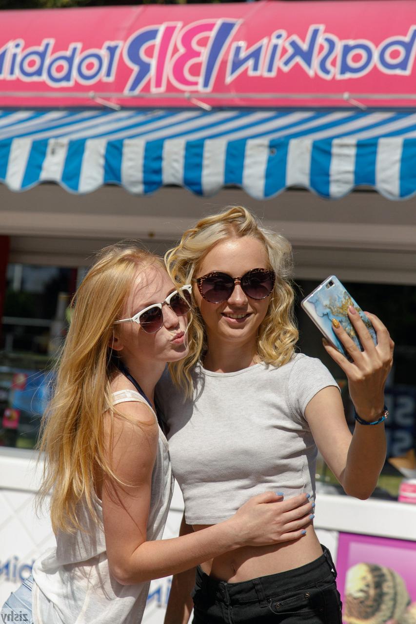 12P Les blondes Rune Kimele et Bernie Svikis montrent leurs petits corps en bikini.