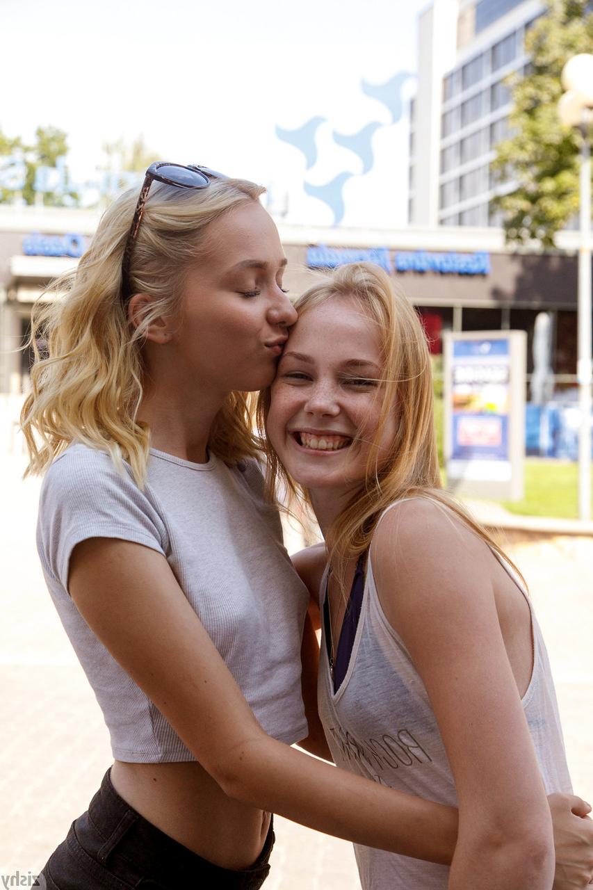 12P Les blondes Rune Kimele et Bernie Svikis montrent leurs petits corps en bikini.