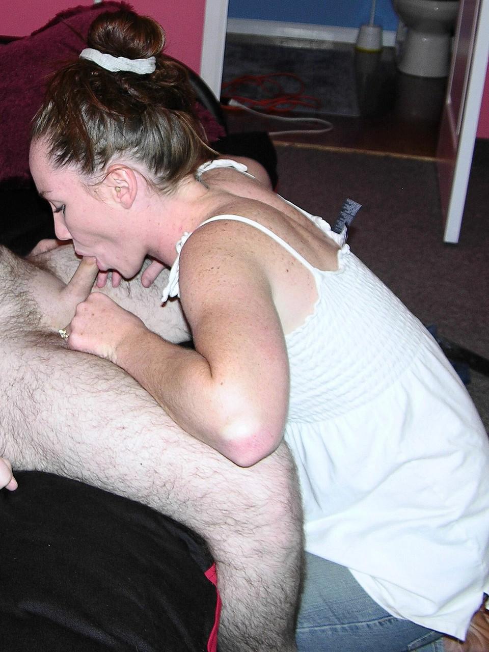 20P La chaude MILF Navaya offre à Logan Drake une pipe satisfaisante en POV alors qu'elle est nue.