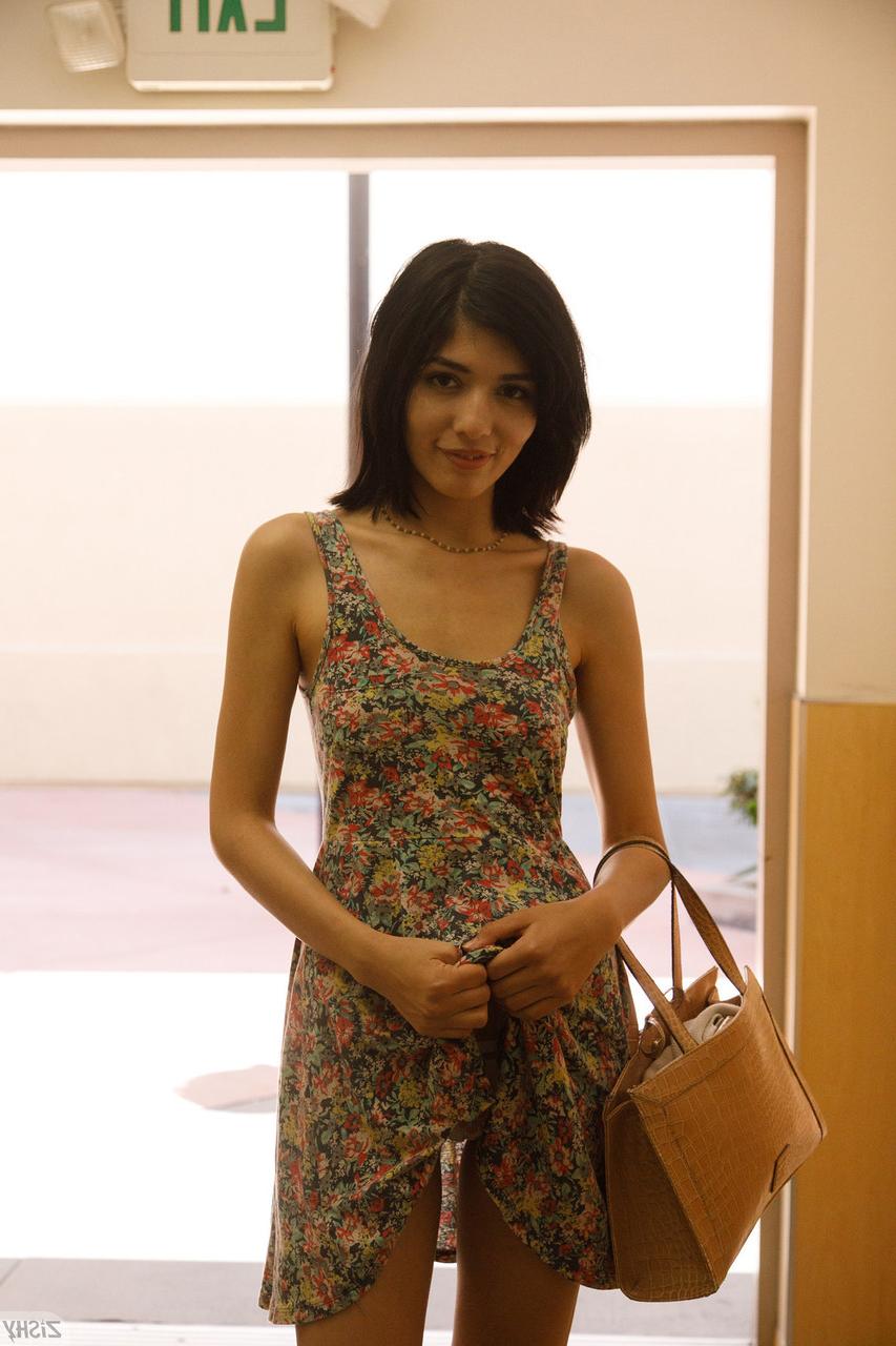 13P A linda gata amadora Camila Gomez revela seus lindos juggs e belo saque