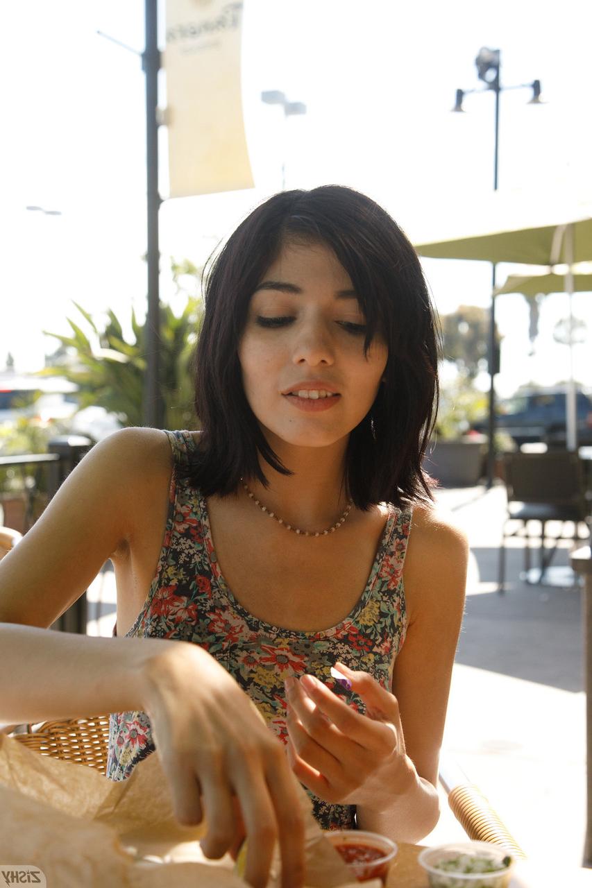 13P A linda gata amadora Camila Gomez revela seus lindos juggs e belo saque