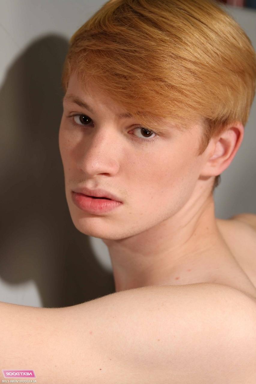 20P Os gays excitados Max McQueen e George Miles provam o pau um do outro antes do sexo