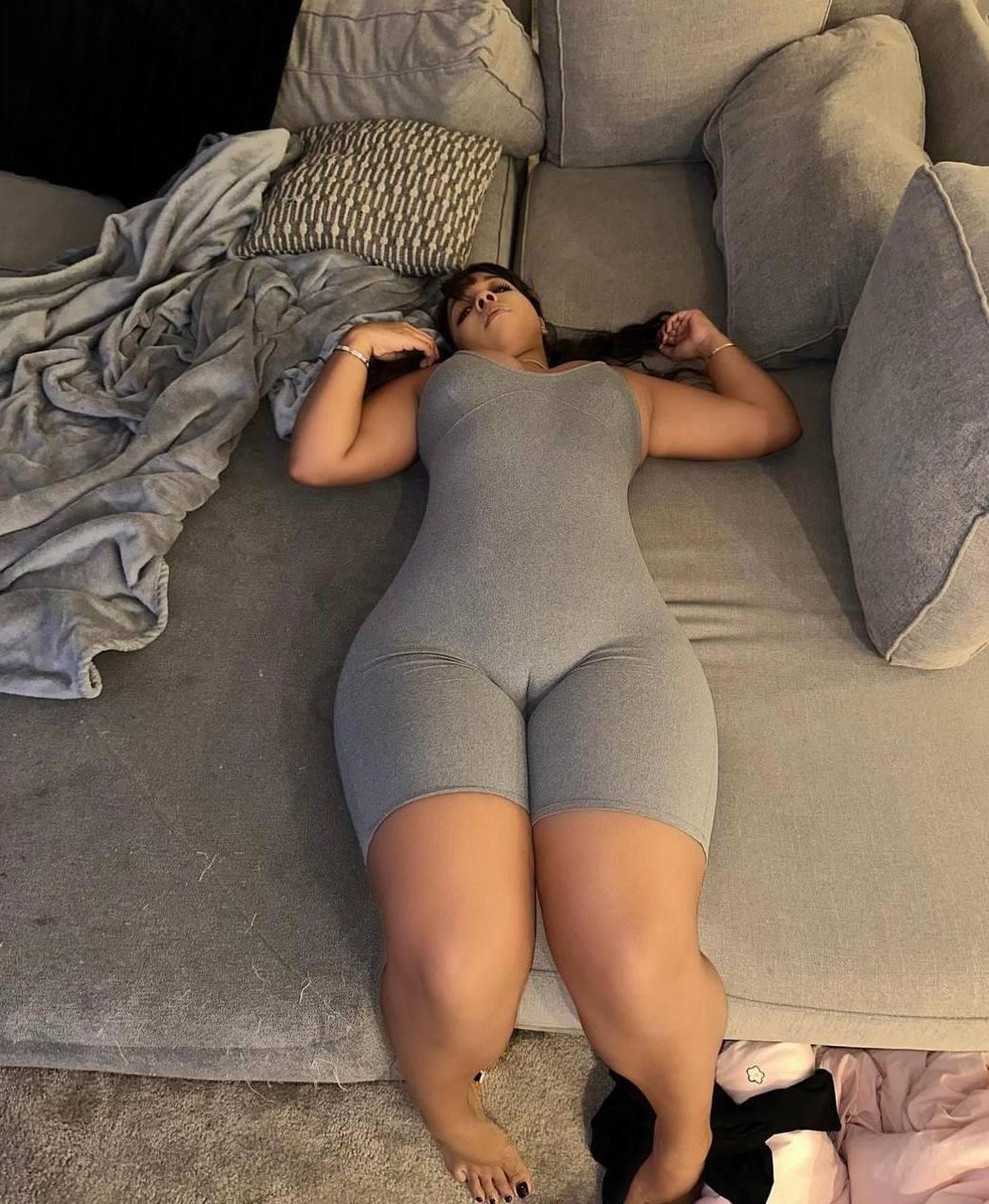10P Das OnlyFans-Babe Codly Plays entblößt in ihrer Zusammenstellung ihre großen Titten und ihren Arsch
