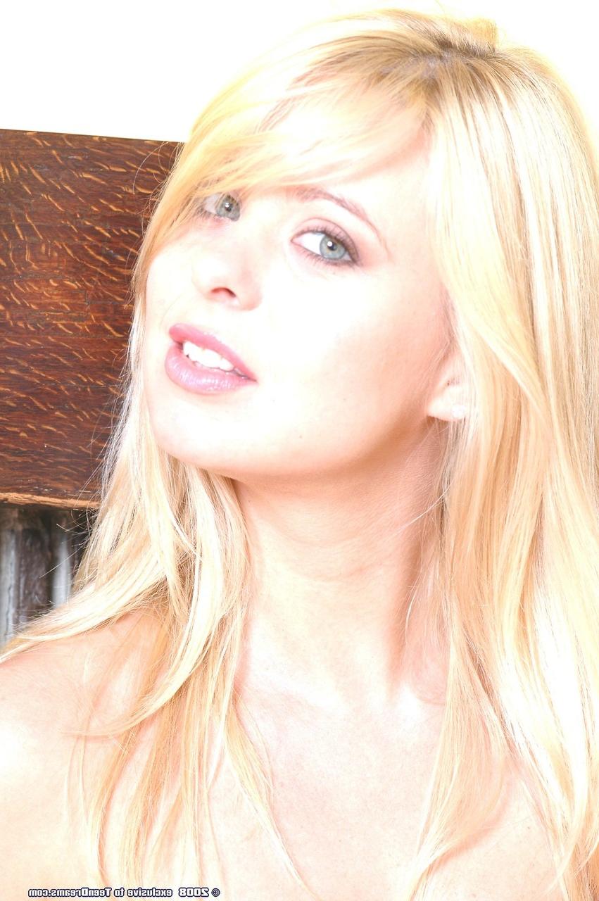 20P Blonde Destiny revela seus lindos peitos grandes e brinca com sua vulva em meias