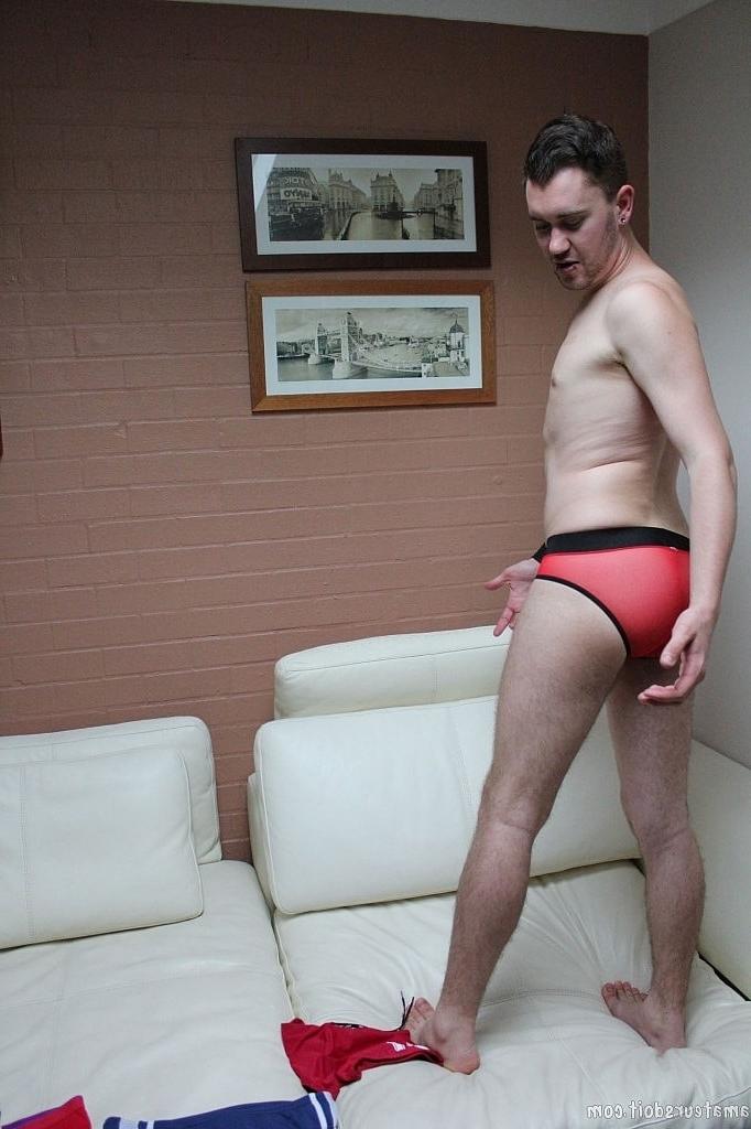 20P Adorável morena gay August Ass mostra sua bunda grande em sua calcinha sexy