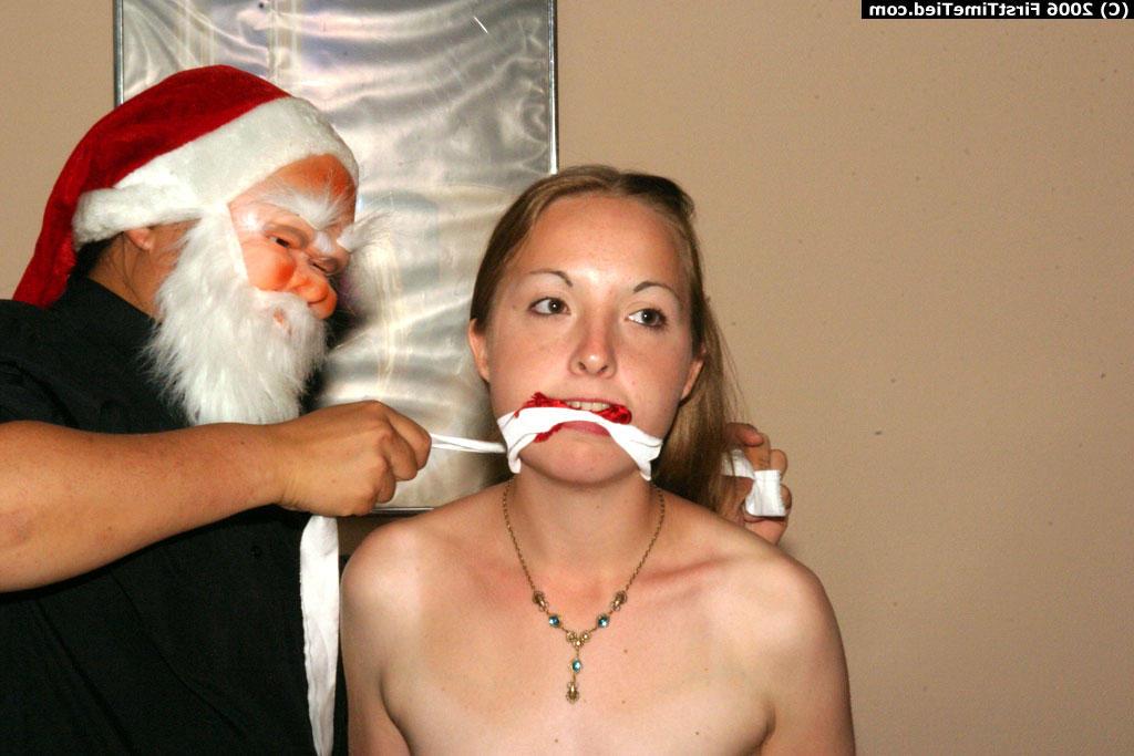 12P Une amatrice est menottée et bâillonnée par un homme portant un masque de Père Noël.