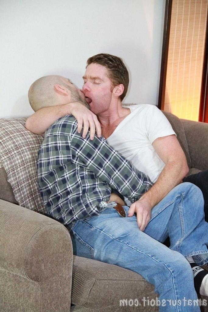 20P Die geilen schwulen Männer Beau Ridges und Sam Meat lutschen sich gegenseitig den großen Schwanz