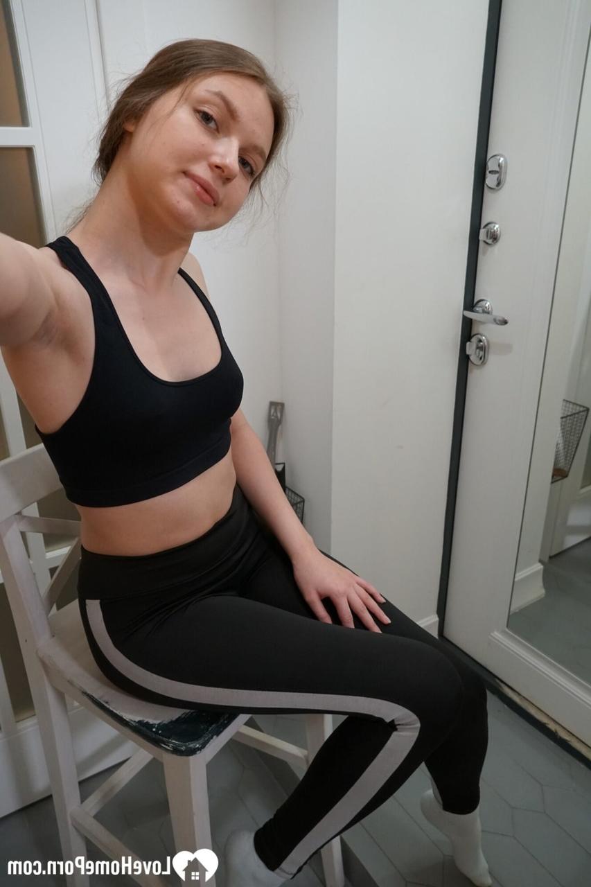 20P Petite amie adolescente exhibant ses seins et son cul dans sa compilation de selfies amateurs.