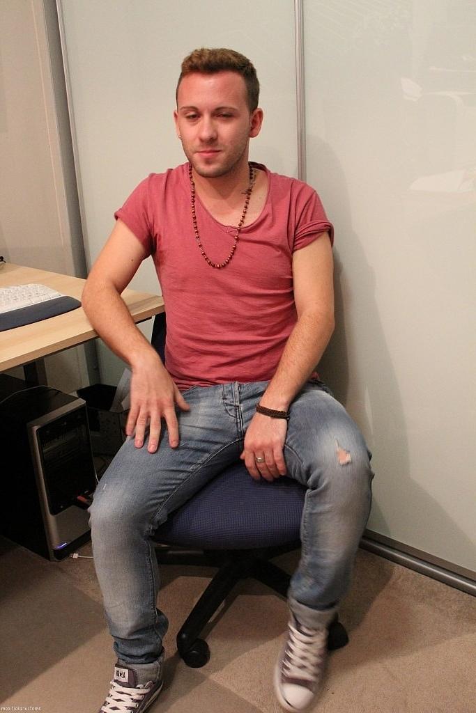 20P El cachondo gay Timothy Teaser se pajea mientras ve porno en su oficina