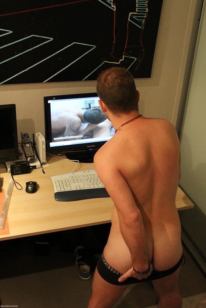 20P El cachondo gay Timothy Teaser se pajea mientras ve porno en su oficina