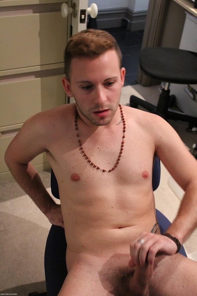 20P El cachondo gay Timothy Teaser se pajea mientras ve porno en su oficina