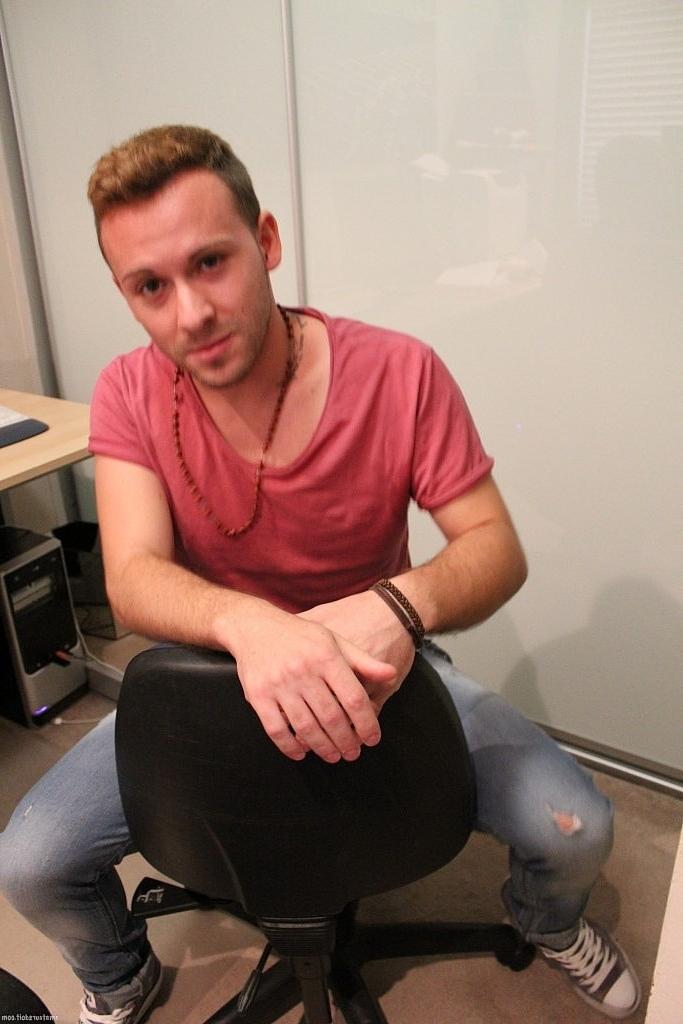 20P El cachondo gay Timothy Teaser se pajea mientras ve porno en su oficina