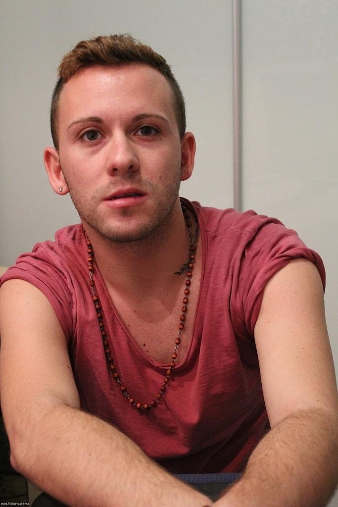 20P El cachondo gay Timothy Teaser se pajea mientras ve porno en su oficina