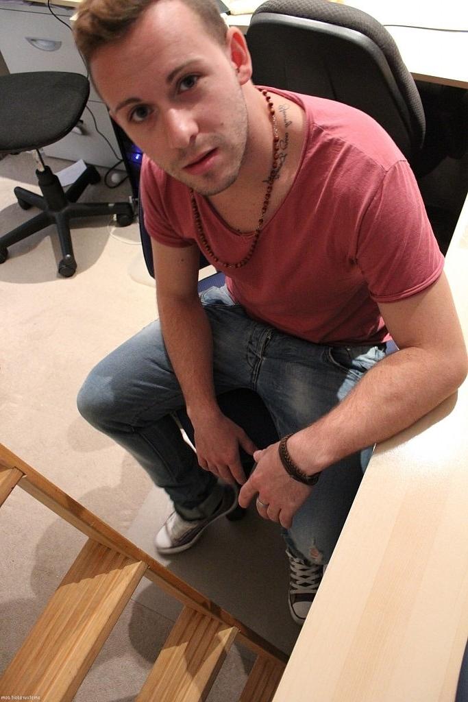 20P El cachondo gay Timothy Teaser se pajea mientras ve porno en su oficina