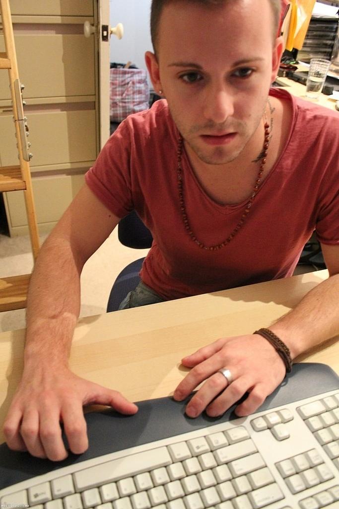 20P El cachondo gay Timothy Teaser se pajea mientras ve porno en su oficina