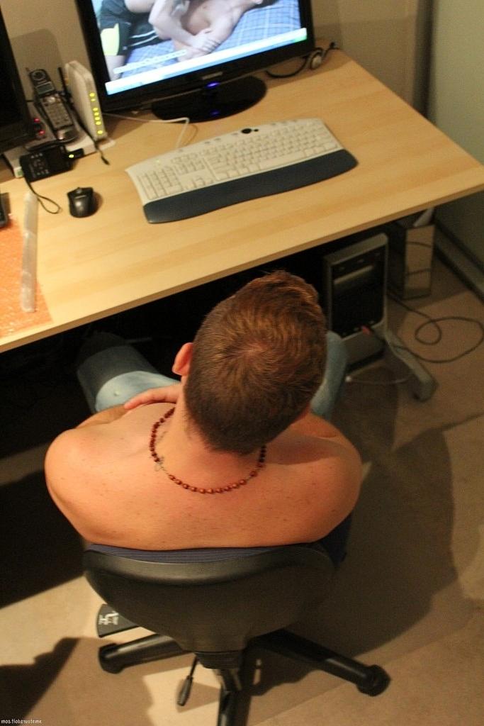 20P El cachondo gay Timothy Teaser se pajea mientras ve porno en su oficina