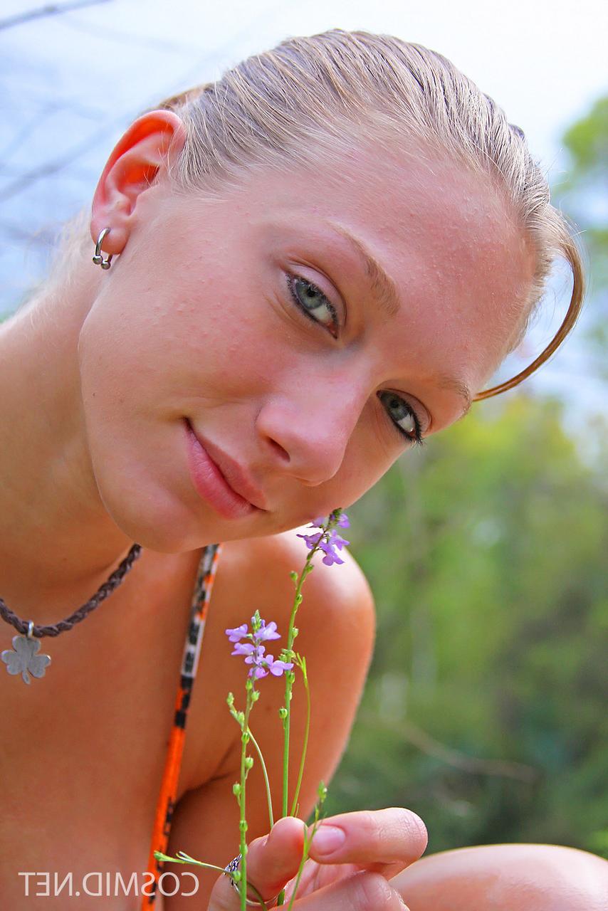 16P Une blonde tonique et plantureuse se déshabille en extérieur pour nager nue dans la rivière