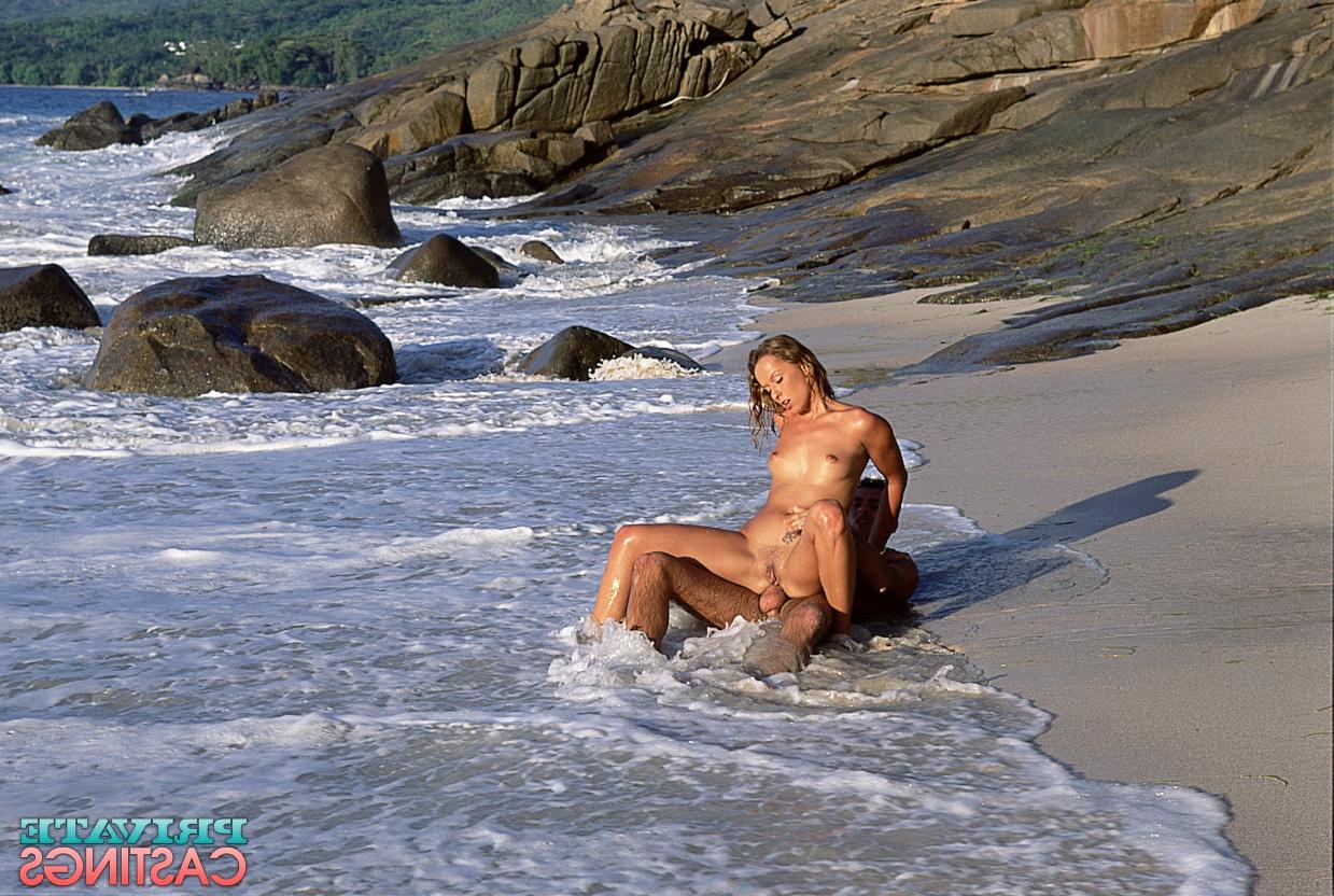 12P Marta, lapin de plage nue et sexy, suce une bite et chevauche dans le sable et surfe