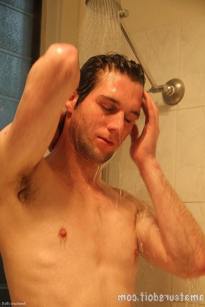 20P Der schwule brünette Amateur Will Weiner masturbiert vor dem Duschen