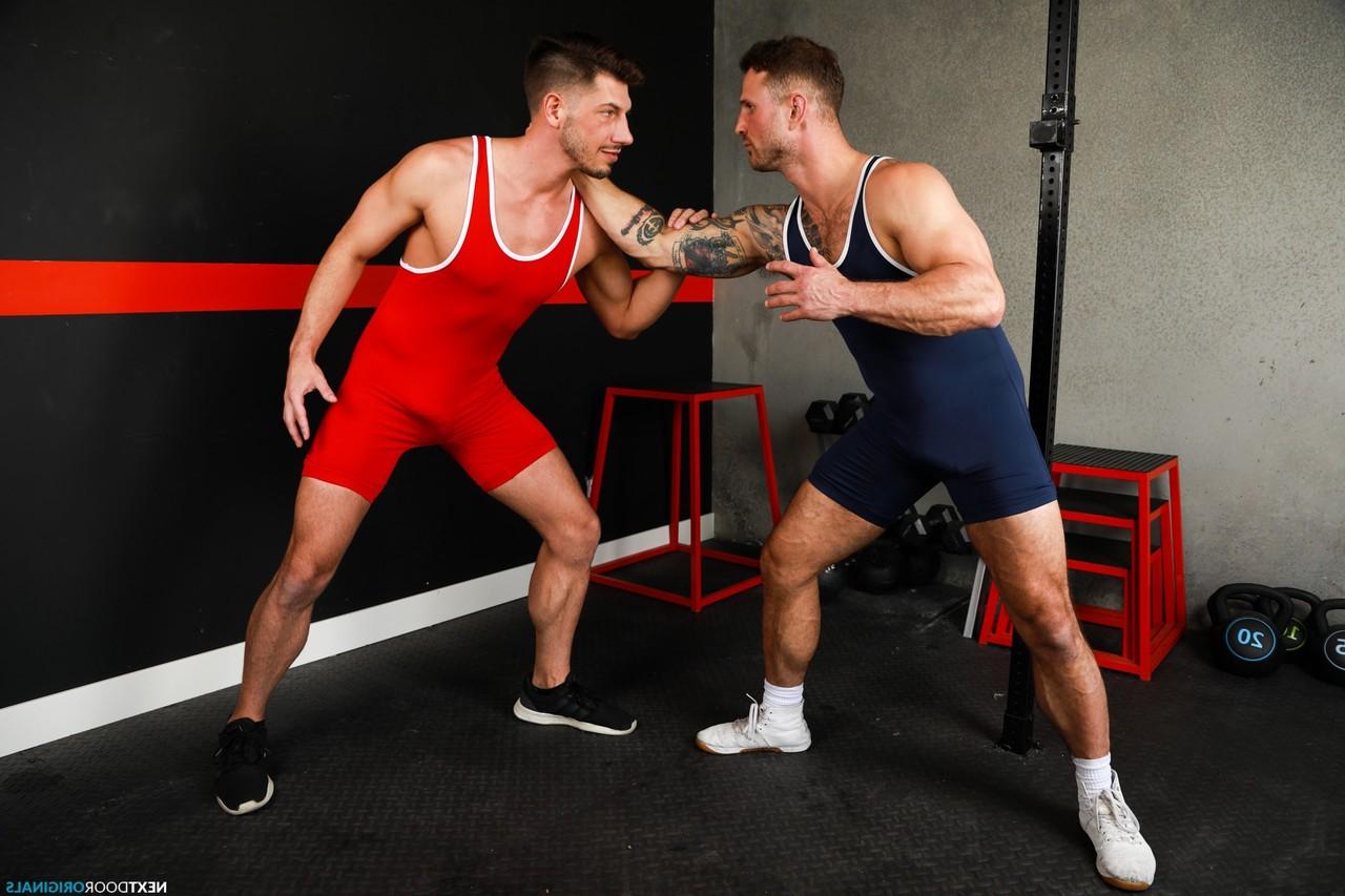 20P Die geilen schwulen Wrestler Blain O’Connor und Jordan Starr reiten sich gegenseitig auf dem Penis
