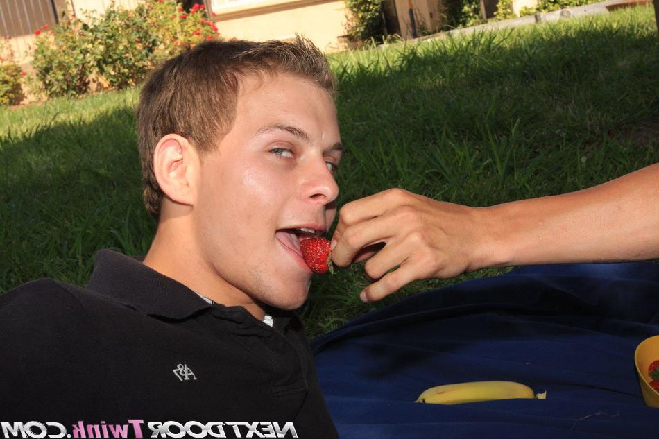 20P Gays amadores Issac Conn e Skyler curtindo sexo anal quente ao ar livre