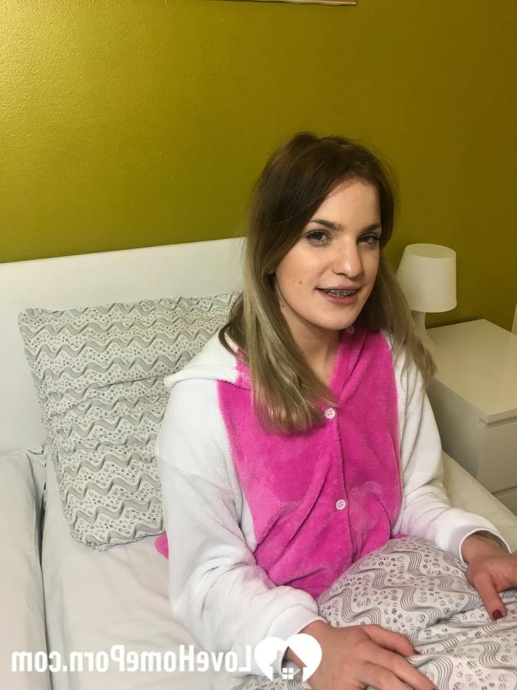 20P Adolescente amadora exibe sua incrível bunda redonda e posa nua na cama