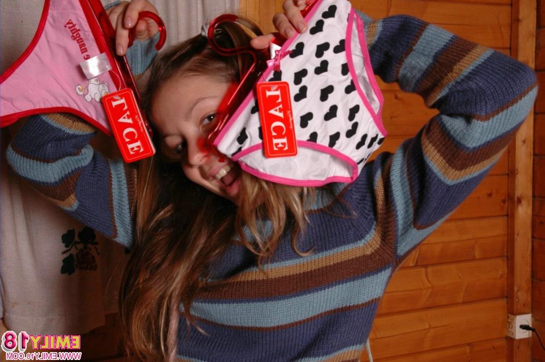 15P Jovem encantadora exibe sua linda calcinha enquanto faz topless