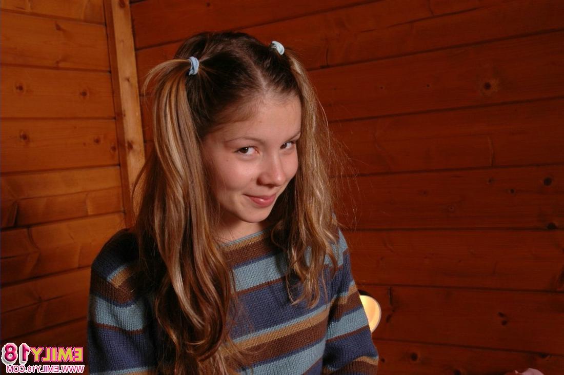 15P Jovem encantadora exibe sua linda calcinha enquanto faz topless
