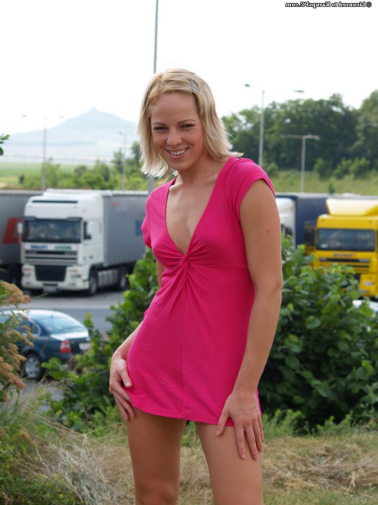16P Verspielter Amateur-Teenager zieht sich aus, um ihre enge Muschi im Freien zum Vorschein zu bringen