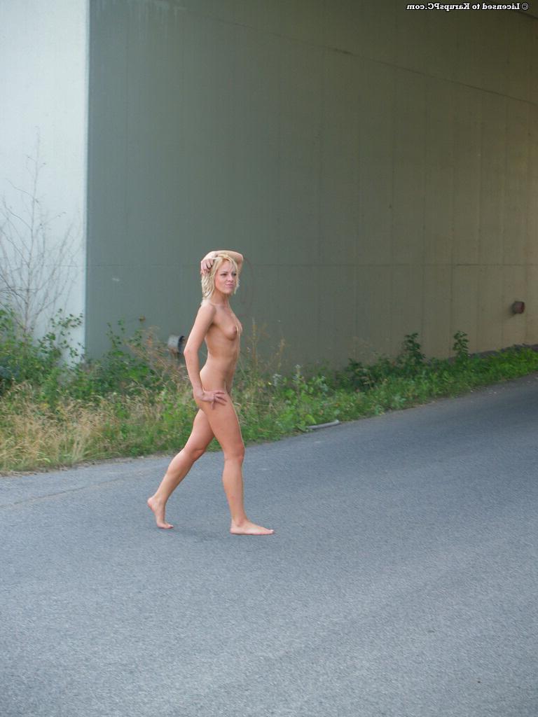 16P Verspielter Amateur-Teenager zieht sich aus, um ihre enge Muschi im Freien zum Vorschein zu bringen