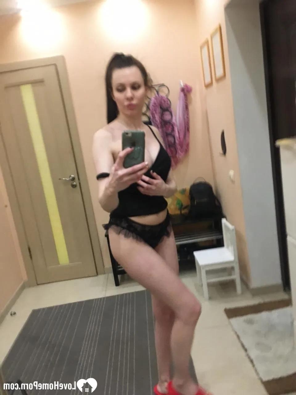 20P Sexy amateur posa en lencería y muestra sus tetas adolescentes en el espejo