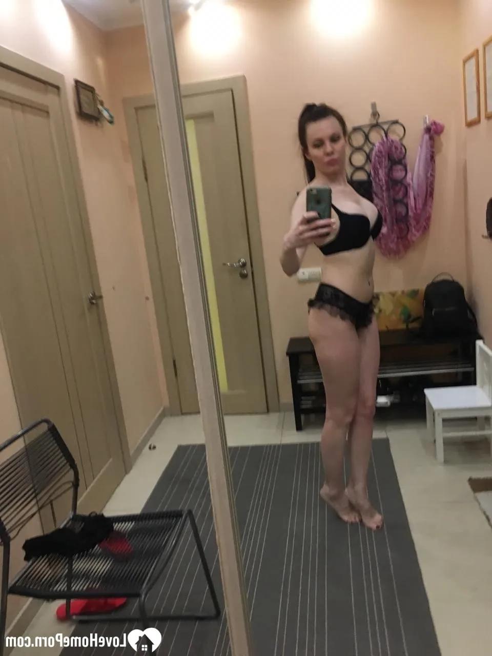20P Sexy amateur posa en lencería y muestra sus tetas adolescentes en el espejo