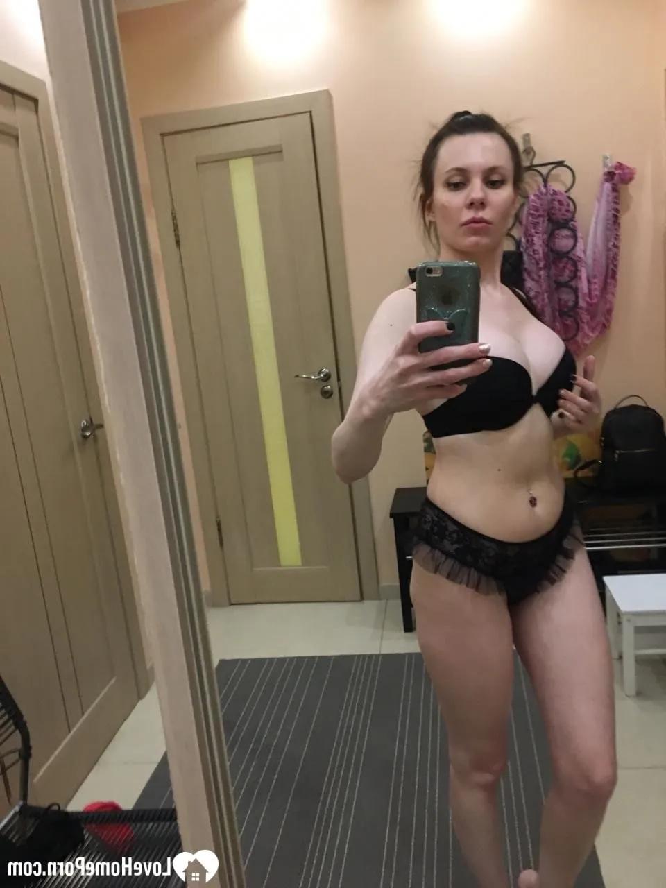 20P Sexy amateur posa en lencería y muestra sus tetas adolescentes en el espejo
