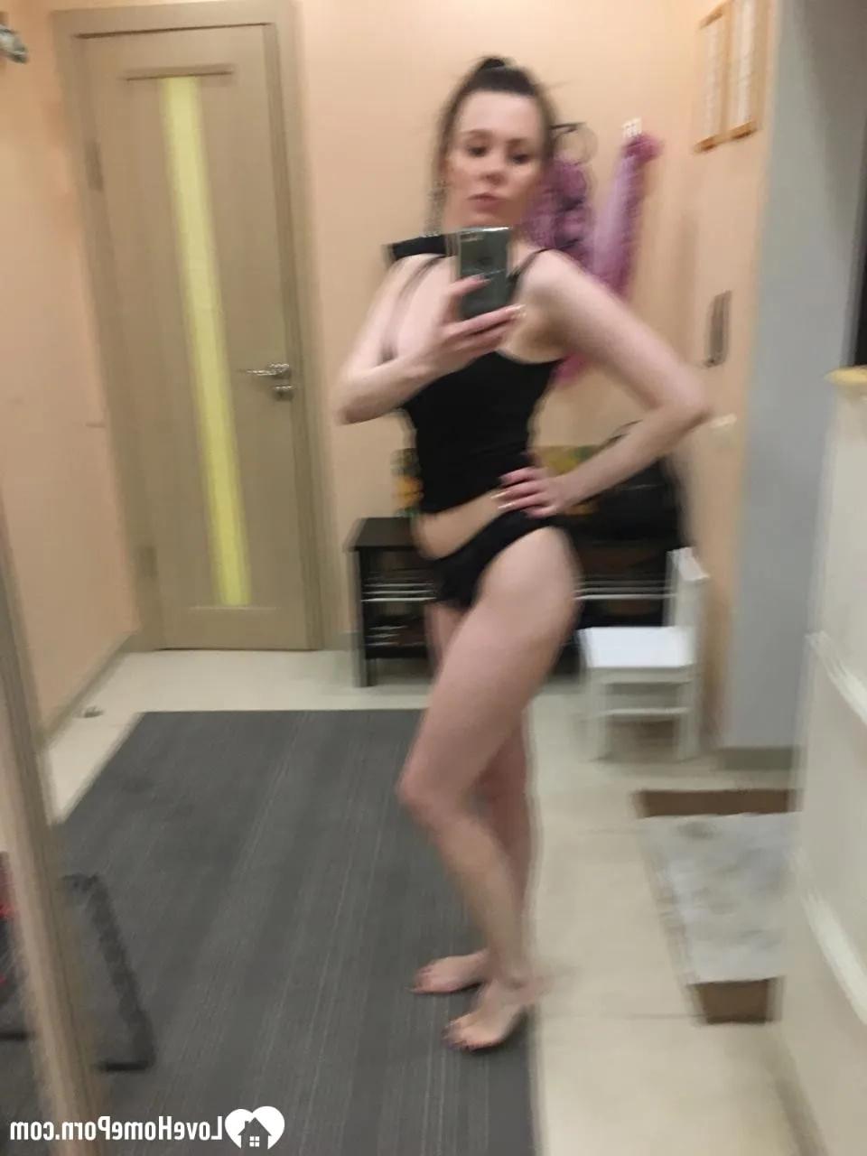 20P Sexy amateur posa en lencería y muestra sus tetas adolescentes en el espejo